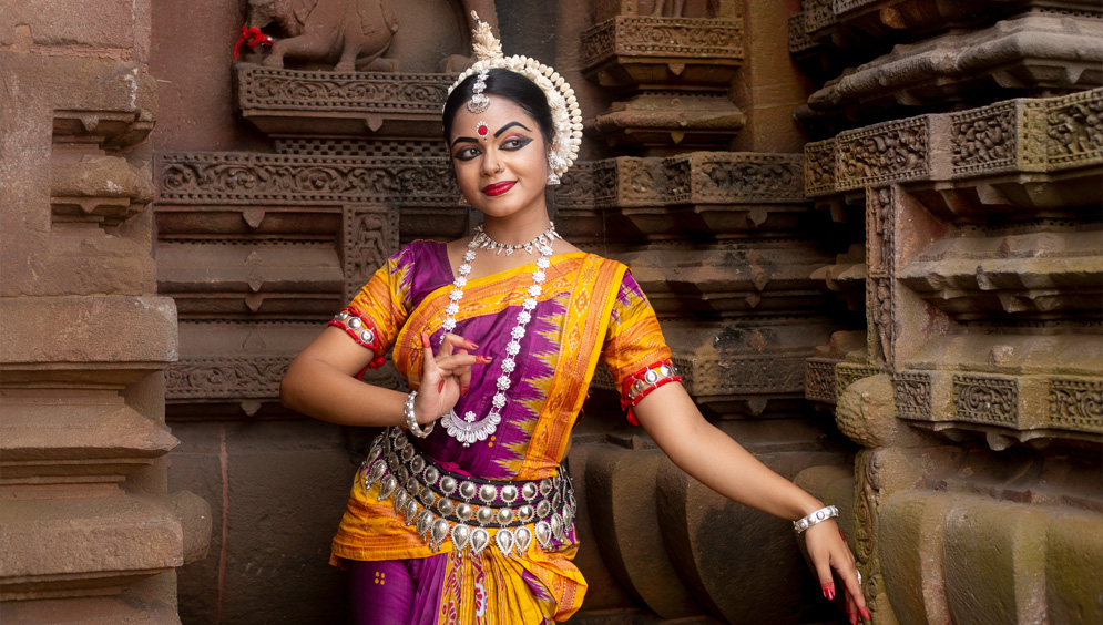 Indian Women dancing Picture